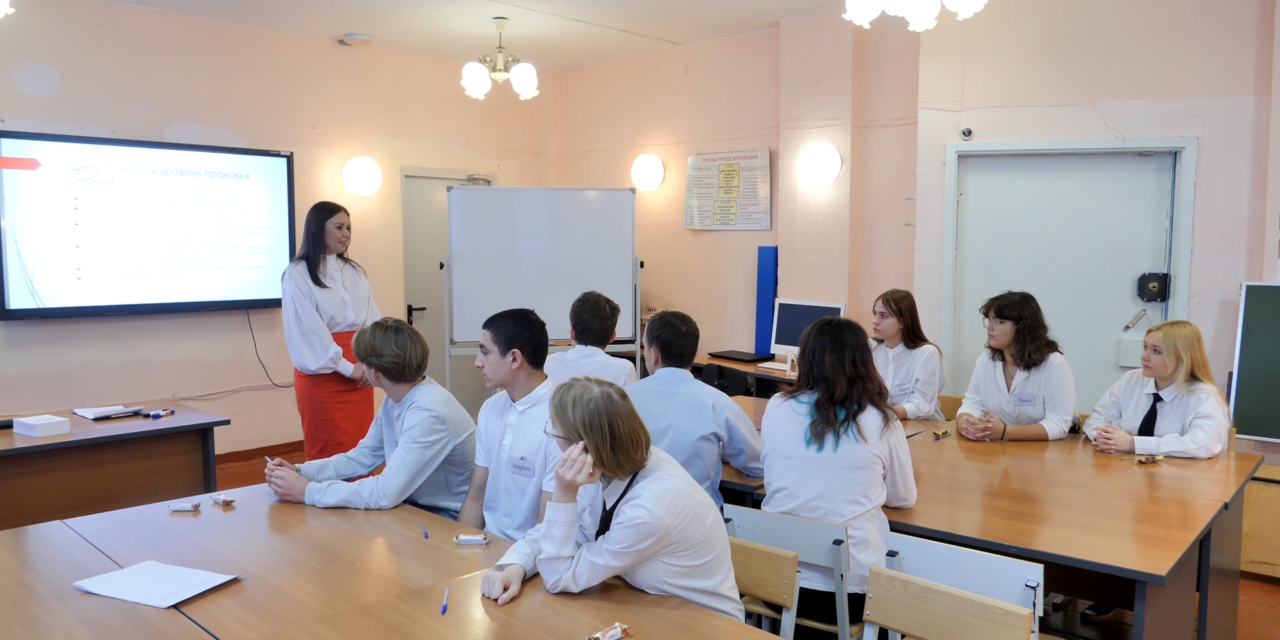 Троицкие педагоги дополнительного образования приняли участие в конкурсе «Воспитать человека»